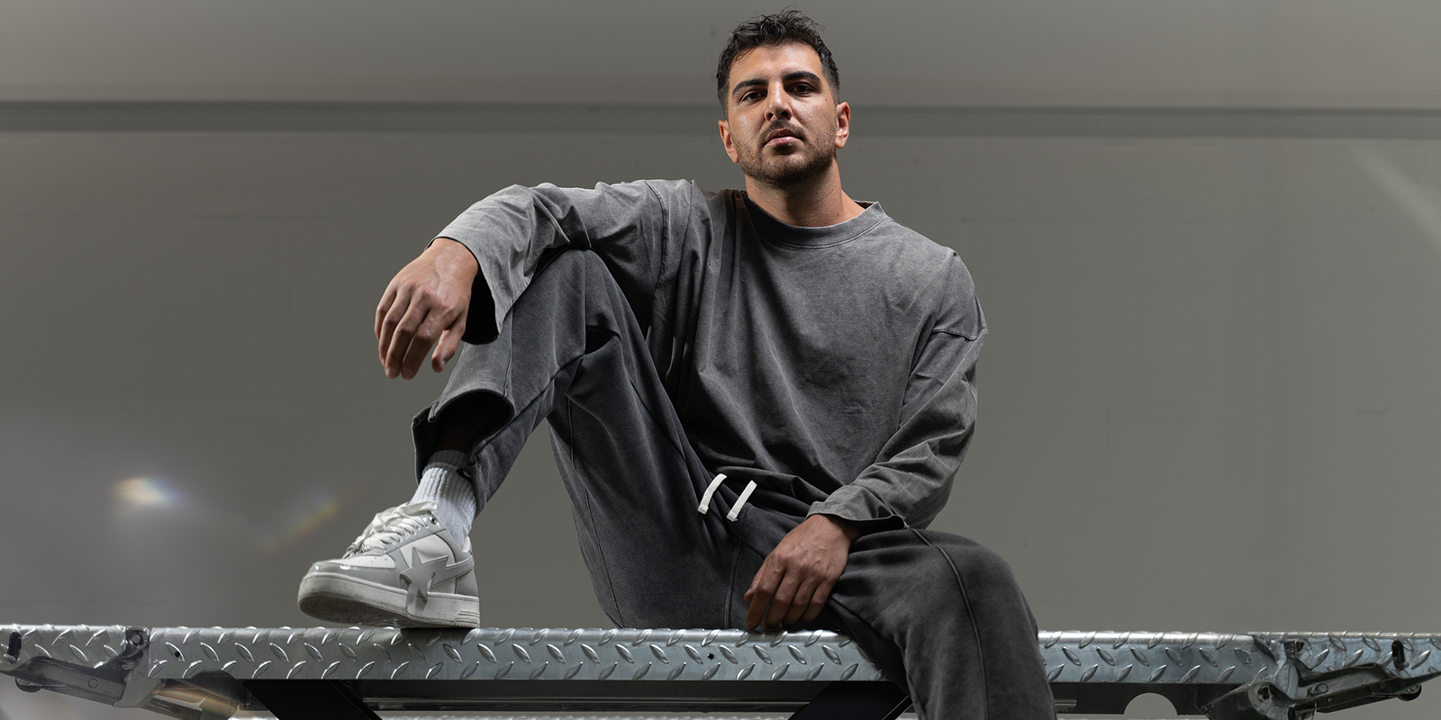 Fashion-Look in industrieller Kulisse – Kreatives Shooting mit den Rollei-Studioblitzen