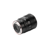 Nahaufnahme der Objektivfassung eines schwarzen Viltrox-Objektivs