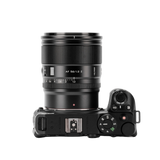 Ansicht von oben eines schwarzen Viltrox-Objektivs mit Gehäuse