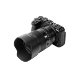 Schwarzes Viltrox Objektiv mit Gehäuse und Blende